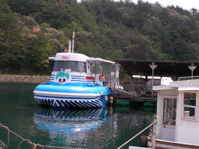 停泊中の水中観光船